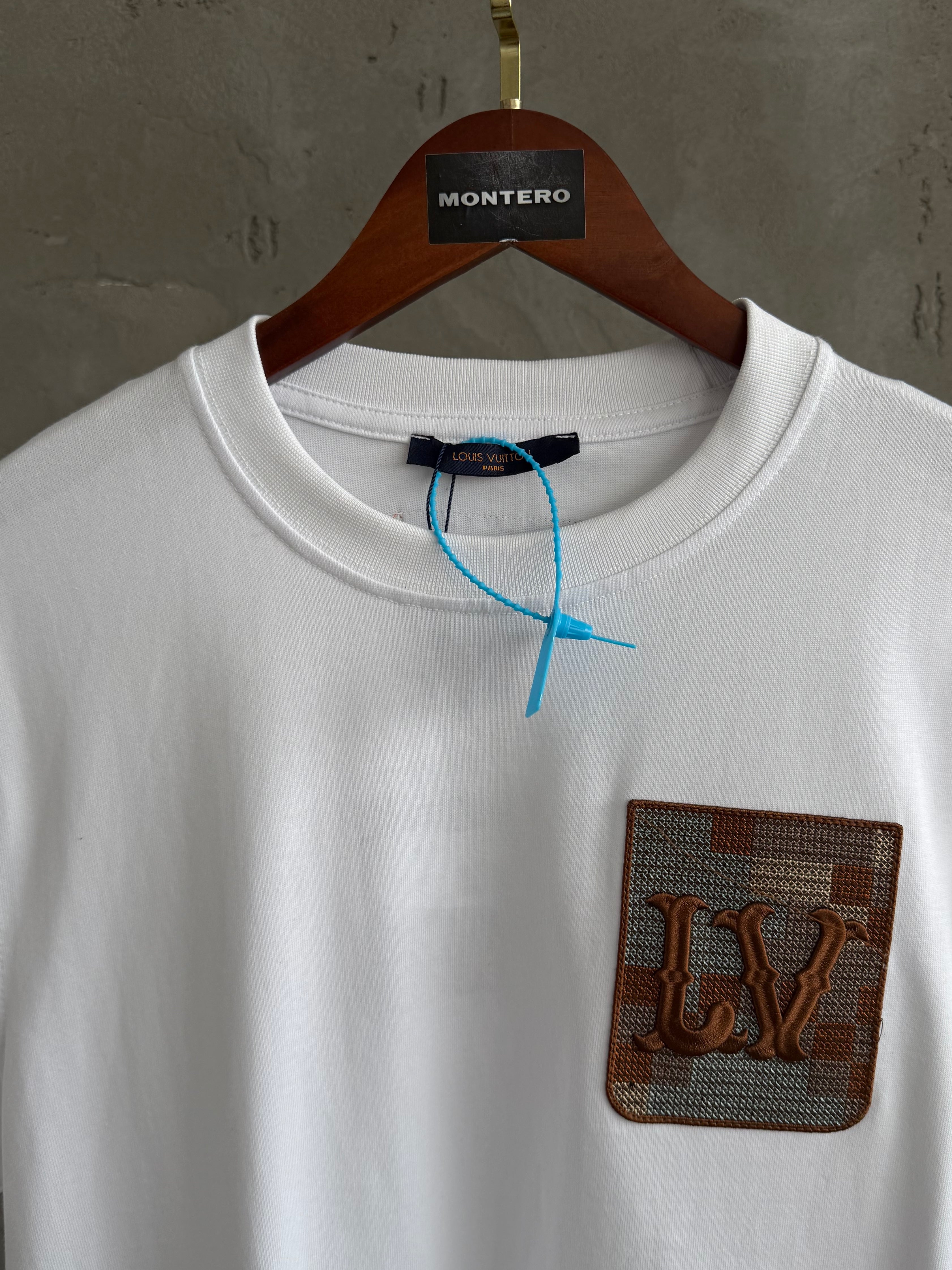 LV06 L&V cepli beyaz tshirt