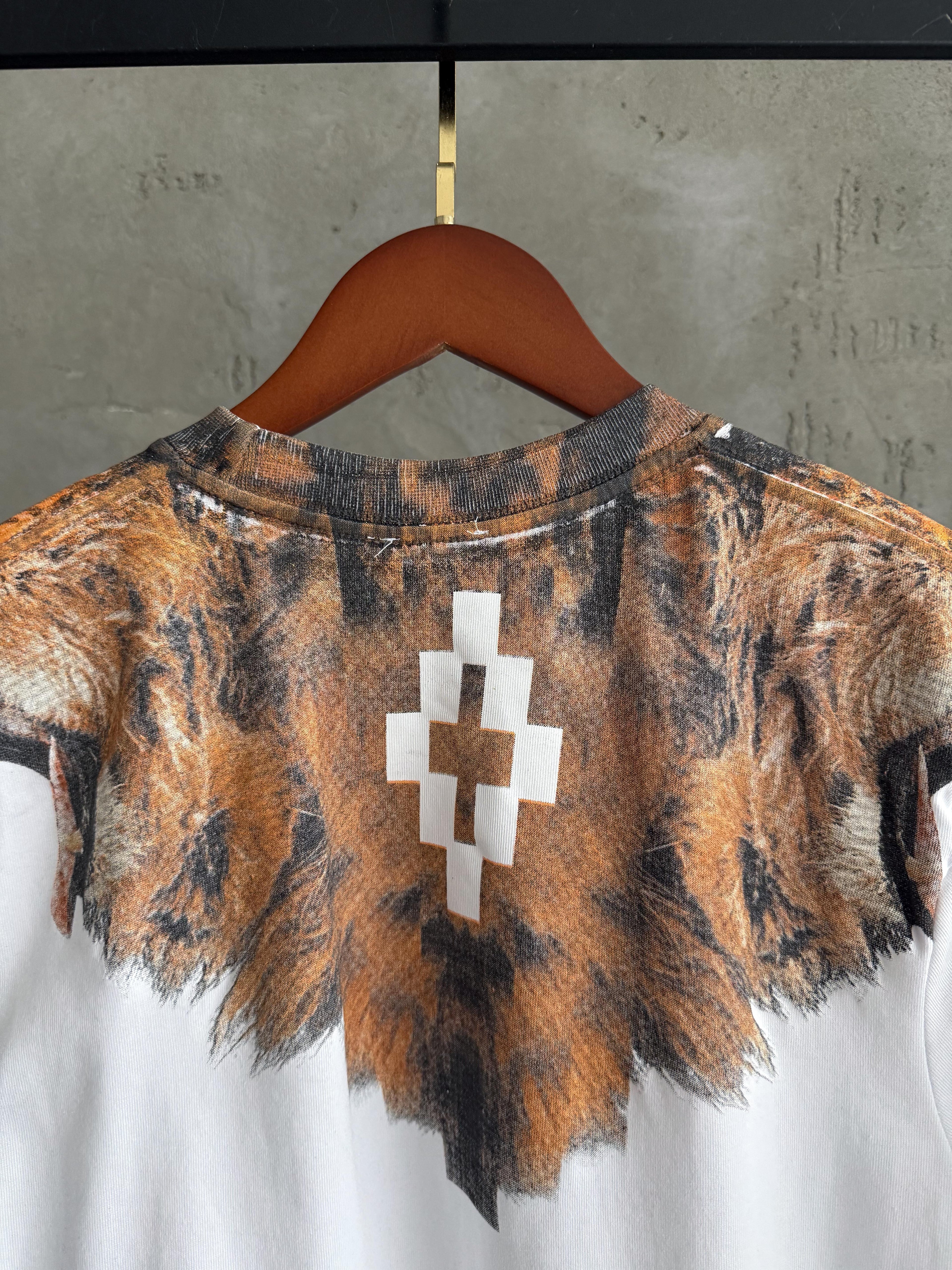 MB01 Marcelo Burlon Leo kahve-beyaz tshirt