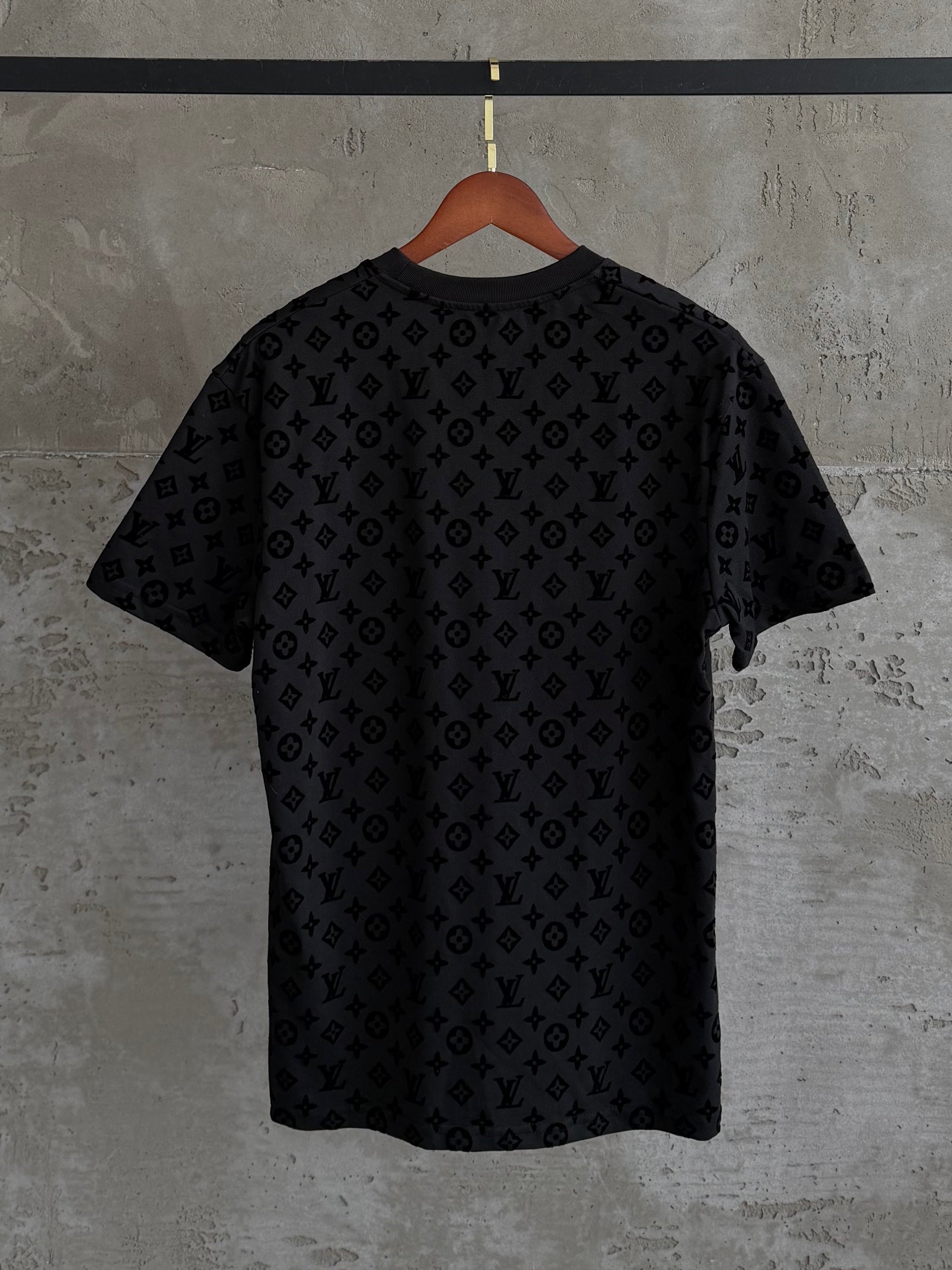 LV05 L&V full baskı siyah tshirt