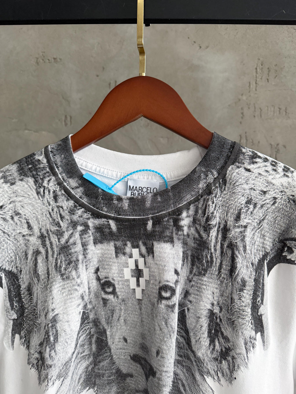 MB02 Marcelo Burlon Leo gri-beyaz tshirt