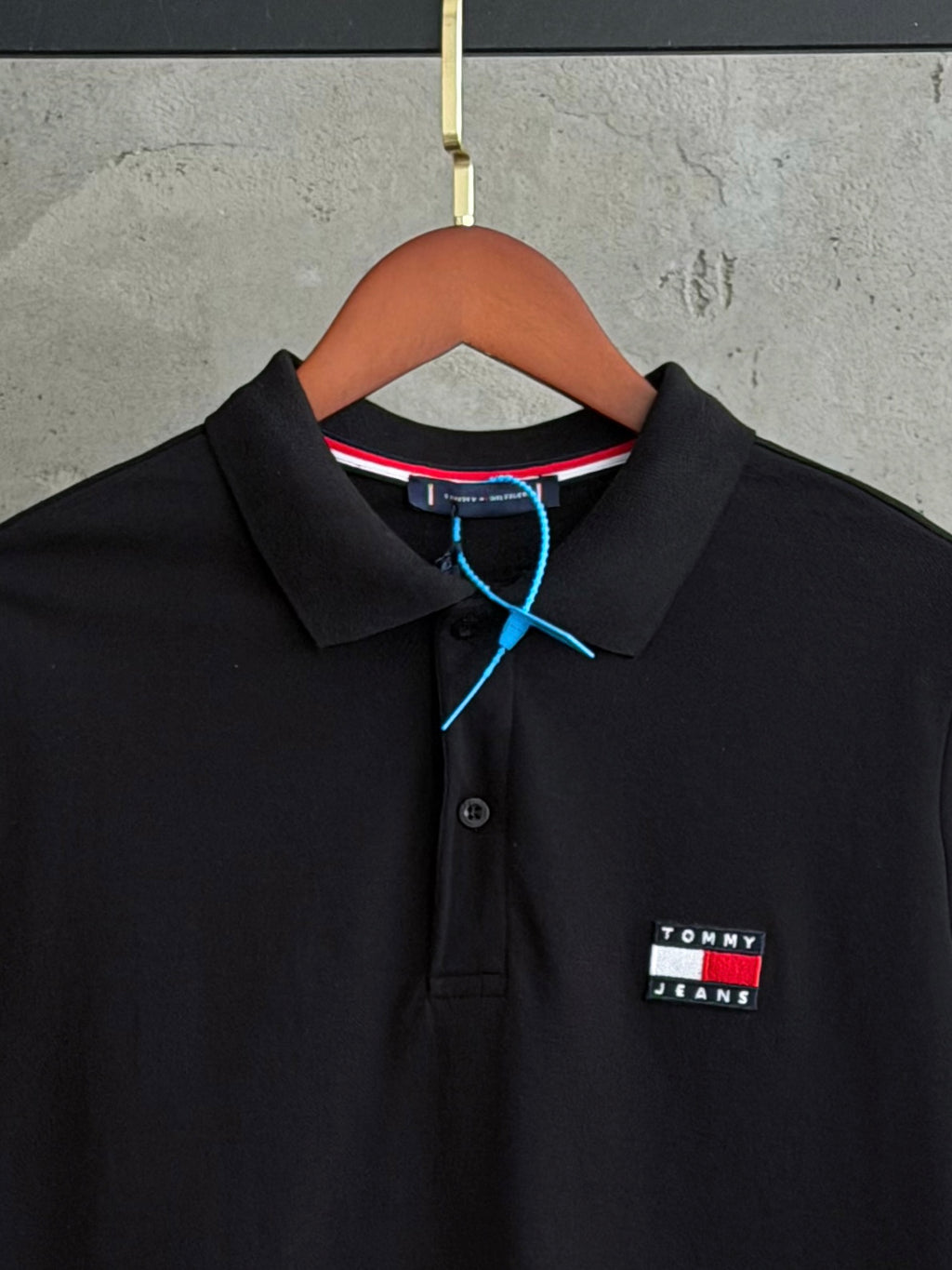 T02 Tommy Yaka siyah tshirt