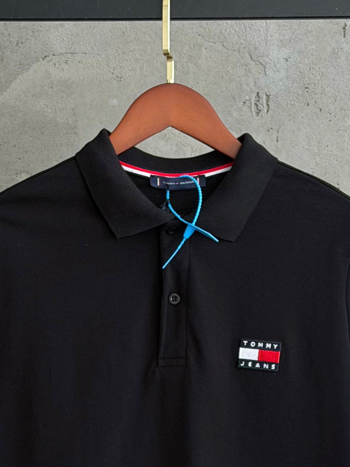 T02 Tommy Yaka siyah tshirt
