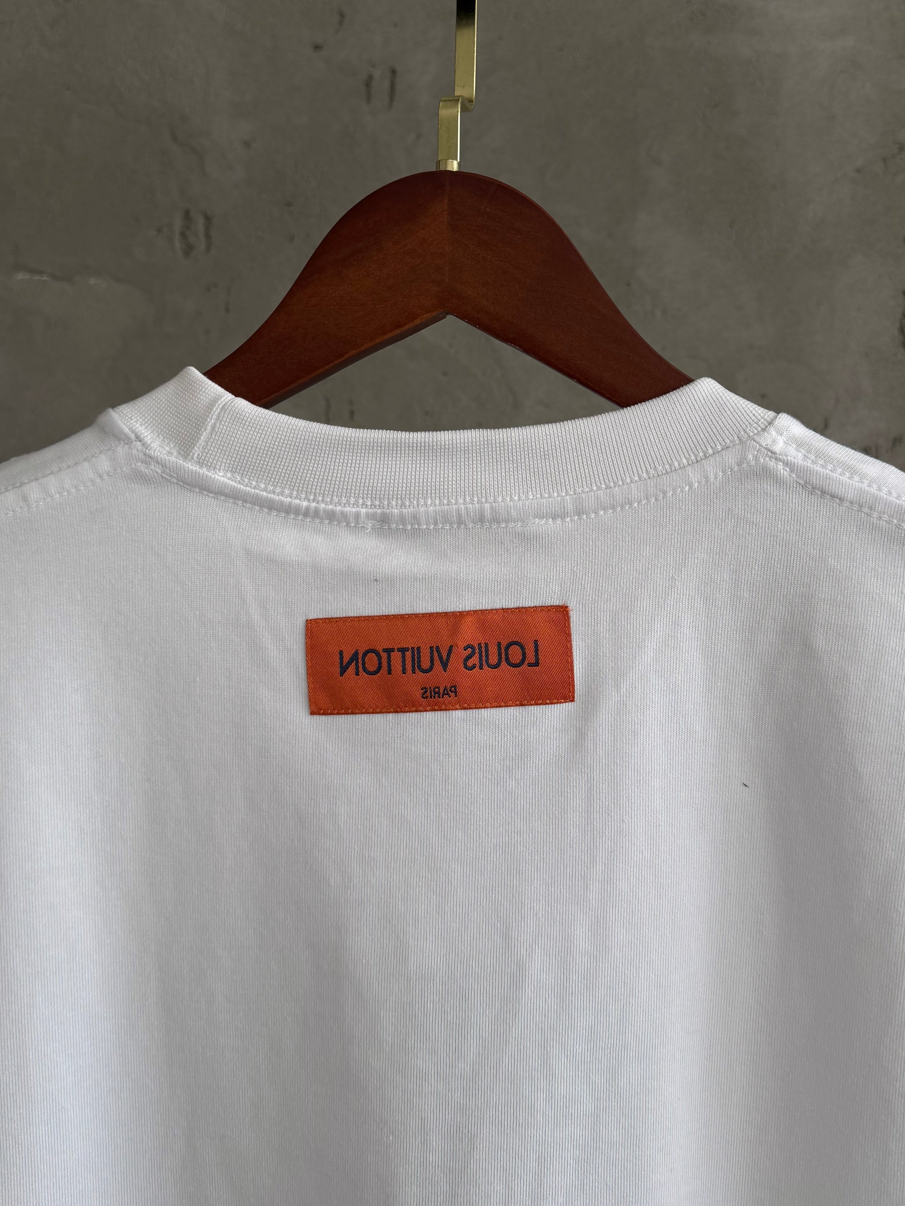 LV06 L&V cepli beyaz tshirt