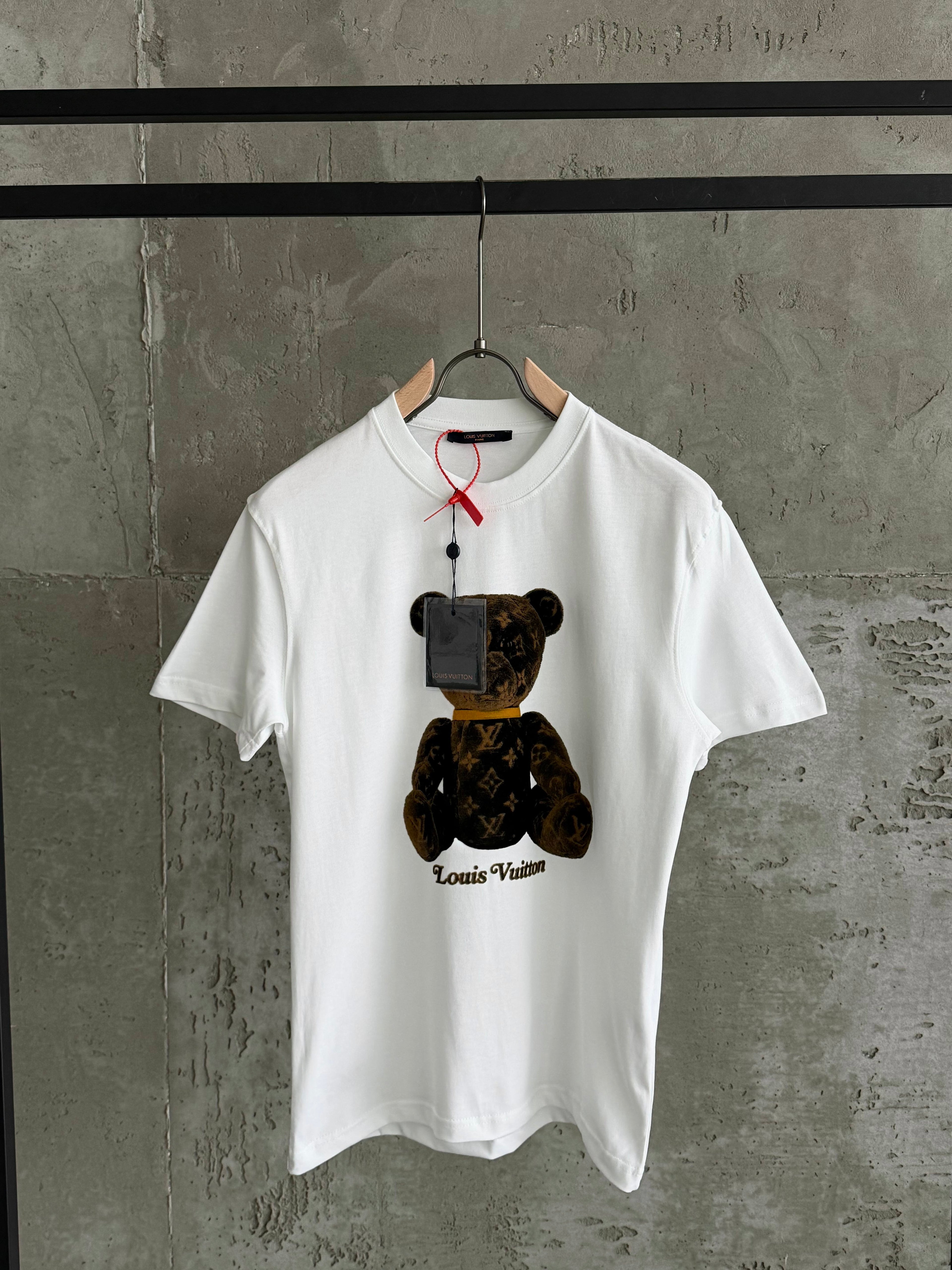 LV01 L&V Bear beyaz tshirt