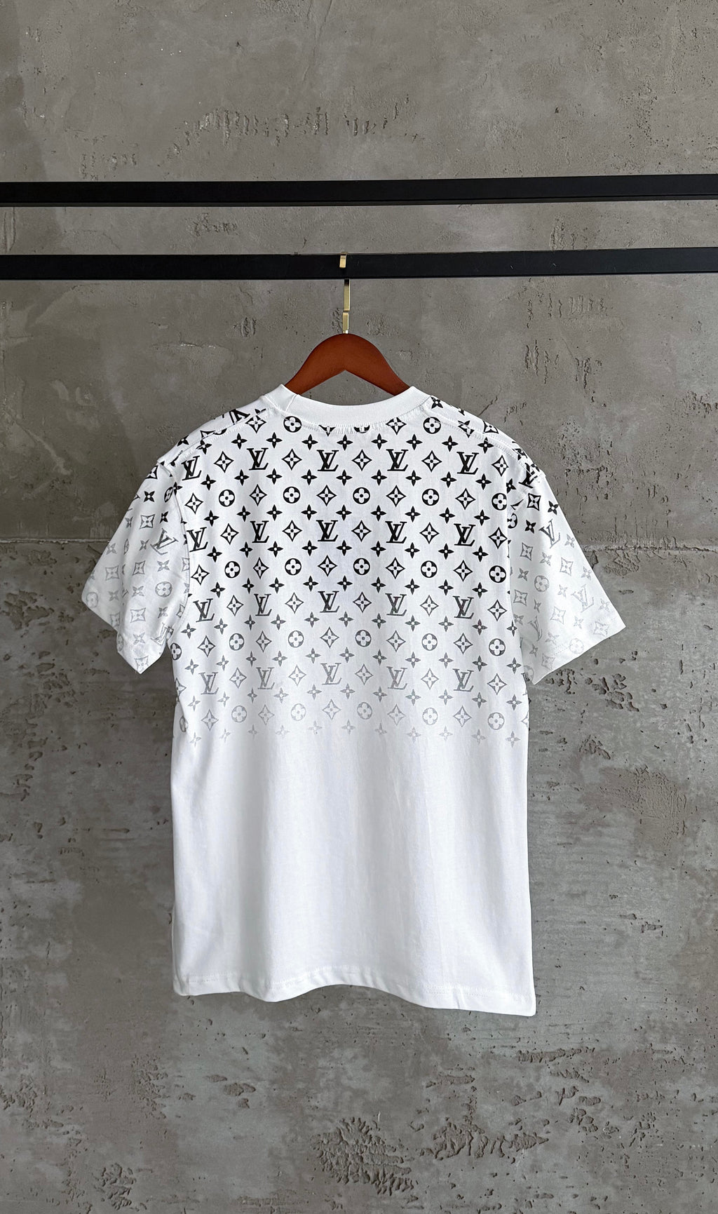 LV02 L&V Flu Monogrom beyaz tshirt
